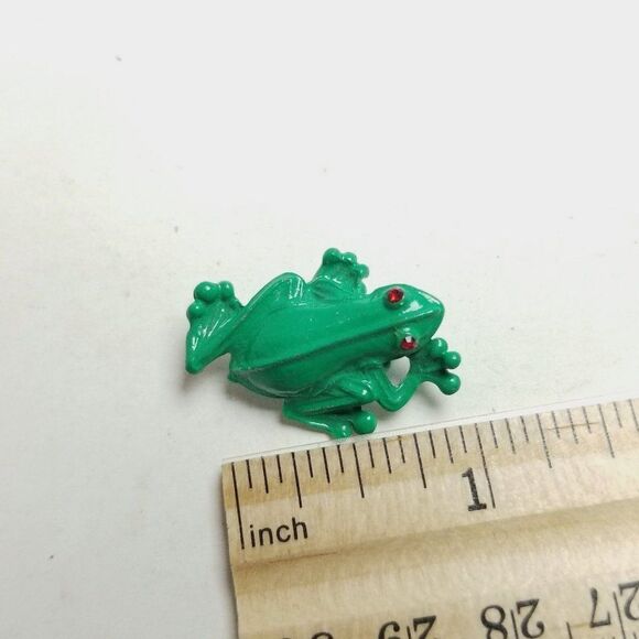 Vintage Bright Green Frog Brooch with Red Rhinestone Eyes, Amphibian Lapel Pin - Picture 4 of 6
